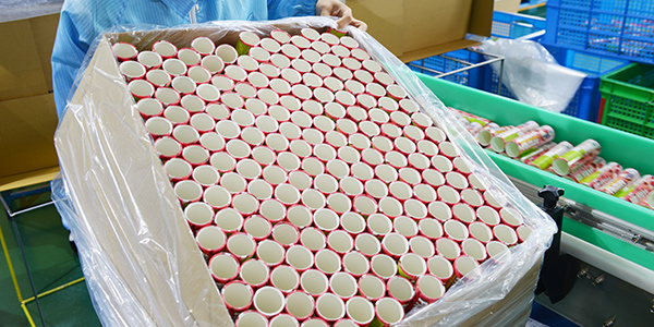 軍興溢美紙罐廠家采用全自動紙罐貼標機技術 保證了強大的產(chǎn)能