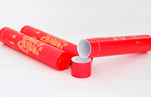春聯(lián)圓筒紙罐，頗有一番風(fēng)味